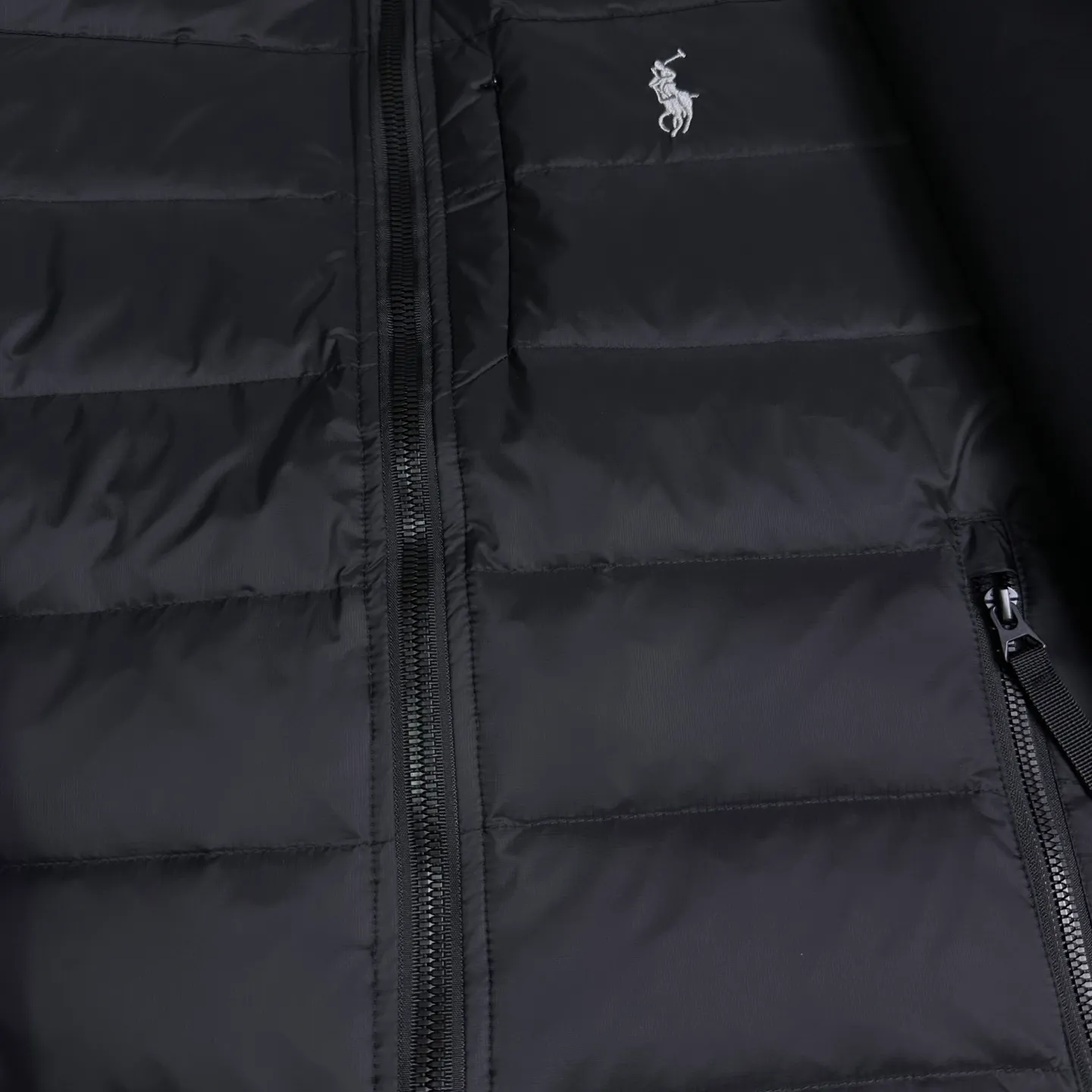 P570 Ralph Lauren 2025 new classic embroidered logo space cotton splicing couple style stand collar down jacket 🔥High version🔥High version🔥 90 white duck down The fabric is made of polyester fiber composite waterproof fabric Double-layer lining The same style as Internet celebrity stars High version High quality😘😘 The fabric is waterproof, wear-resistant, breathable, waterproof, windproof, warm, very comfortable to the touch, fashionable and individual A super versatile and good-looking down jacket. It is very suitable for both men and women. It is a must-have for everyone. Packaging, tag, collar label, washed wheat, complete 👍 Color: Black Size: L-5XL